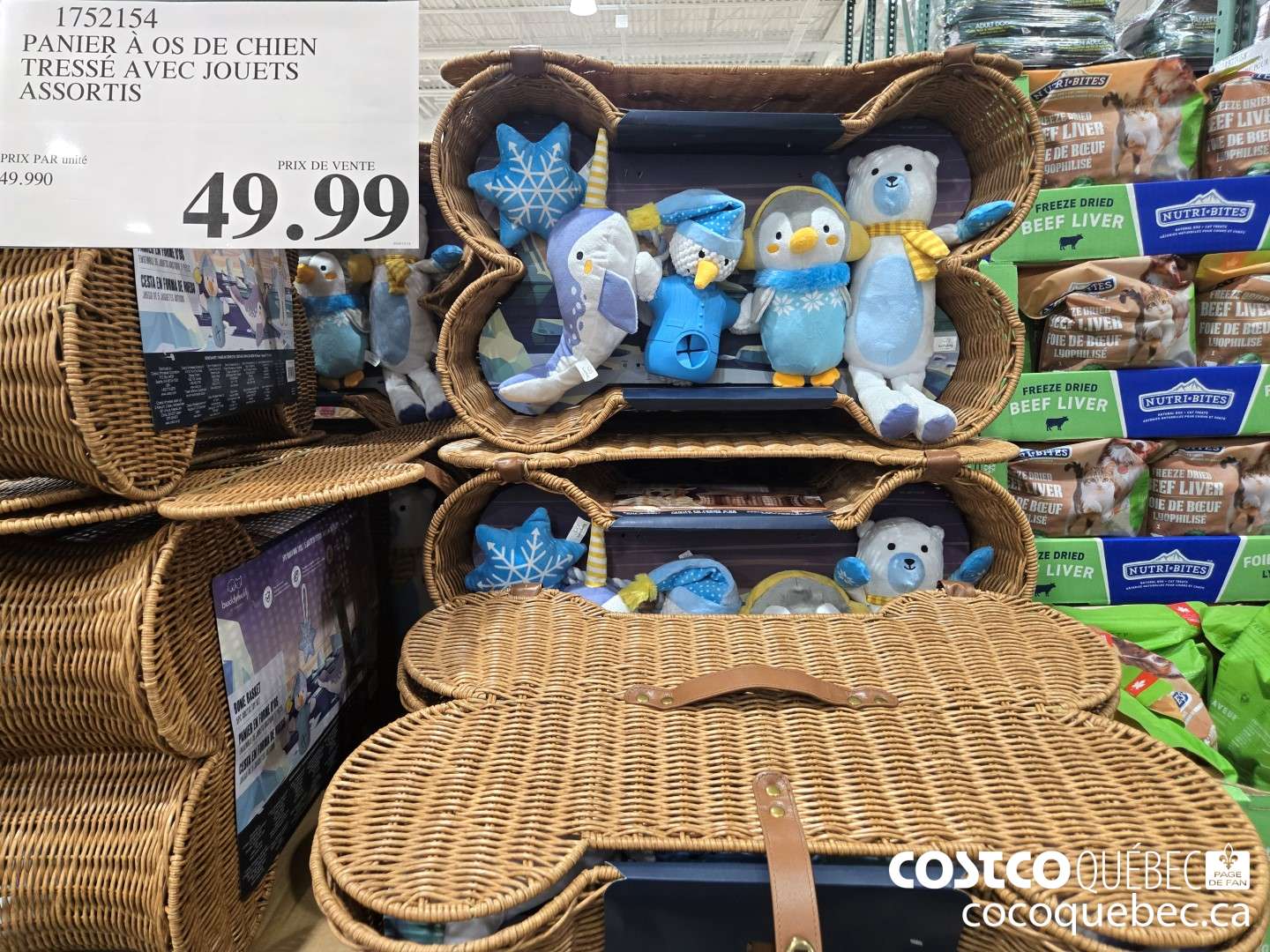 1752154 PANIER A OS DE CHIEN TRESSE AVEC JOUETS ASSORTIS  $49.99