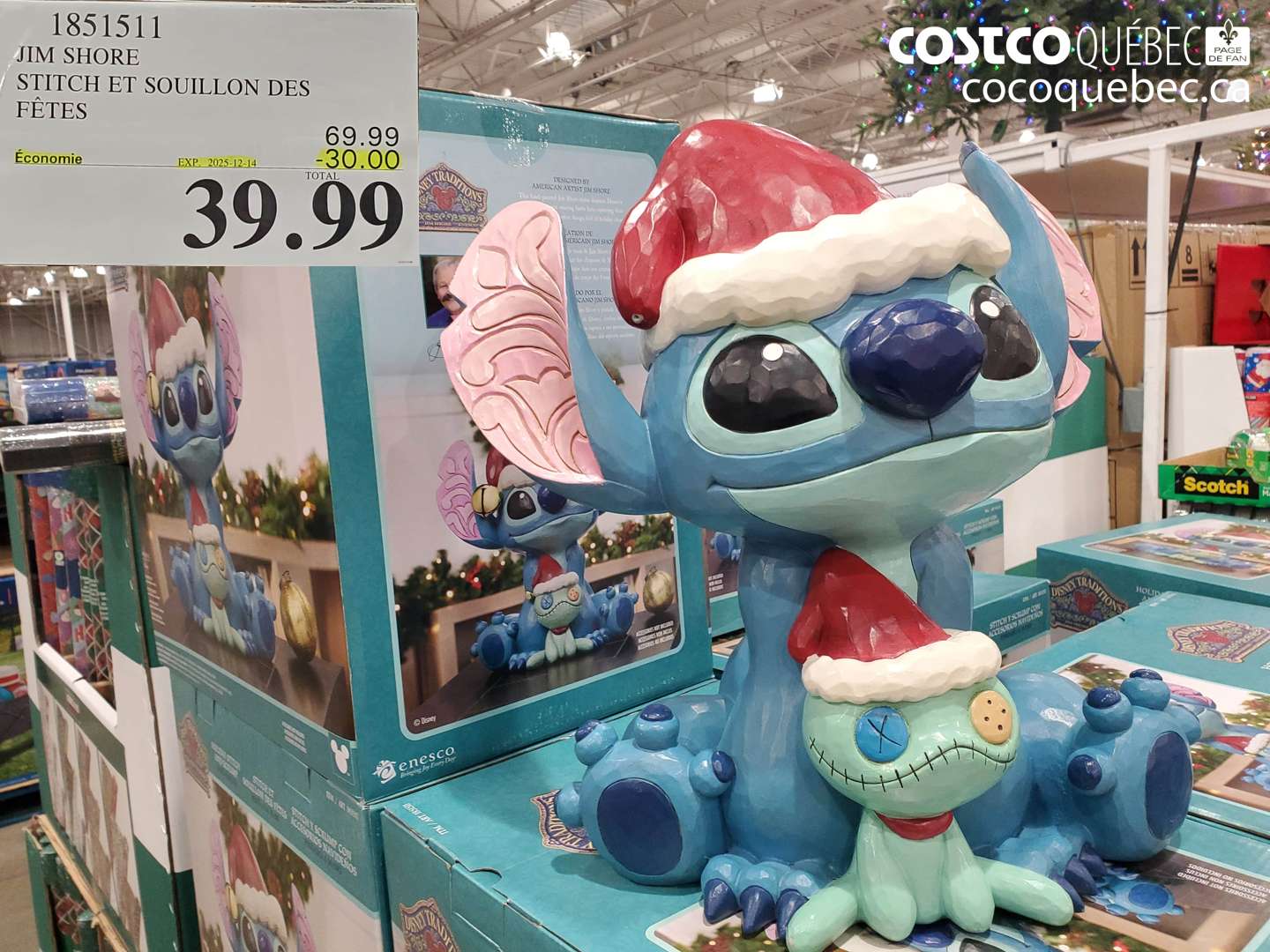 1851511 JIM SHORE STITCH ET SOUILLON DES FÊTES (EXPIRES ON 2025-12-14) $39.99